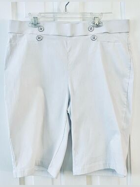 89th & Madison Women’s White Shorts With Stretch. Size: (Large).